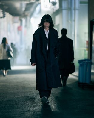 のんが鏡に写った自分を睨みつける！ドラマ『MISS KING / ミス・キング』冒頭1分55秒先行公開