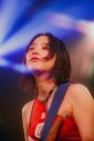 のん、赤タンクトップ×黒ミニスカで熱唱する仙台ライブ写真公開 - 画像一覧（1/9）