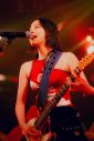 のん、赤タンクトップ×黒ミニスカで熱唱する仙台ライブ写真公開 - 画像一覧（3/9）