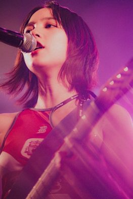 のん、赤タンクトップ×黒ミニスカで熱唱する仙台ライブ写真公開