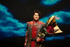 福山雅治が甲冑に身を包み笑顔！映画『ブラック・ショーマン』主要キャストのクランクアップ写真解禁