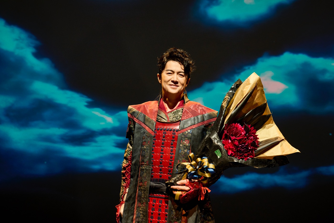 福山雅治が甲冑に身を包み笑顔！映画『ブラック・ショーマン』主要キャストのクランクアップ写真解禁