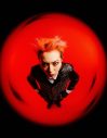 hide、KDDIの新動画チャンネル第2弾に登場！音楽とメッセージを最先端のAIテクノロジーで再構築 - 画像一覧（2/3）