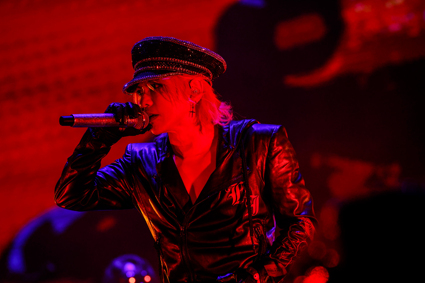 【ライブレポート】HYDE、大阪・関西万博で熱狂ライブを開催！「万博でモッシュピットができるライブは後にも先にもないと思う」