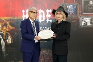 【ライブレポート】HYDE、大阪・関西万博で熱狂ライブを開催！「万博でモッシュピットができるライブは後にも先にもないと思う」 - 画像一覧（12/15）