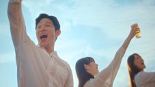 ミセスの新曲「GOOD DAY」を使用！綾瀬はるか、ミセス、浜辺美波、鈴木亮平出演“キリングッドエール”TVCM公開 - 画像一覧（3/6）