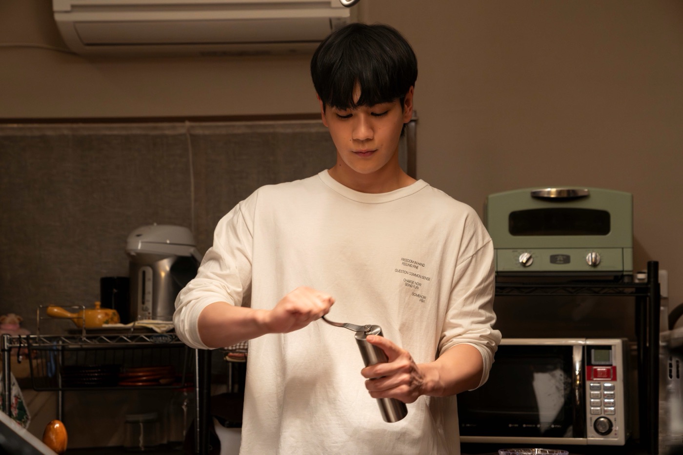 JO1豆原一成、映画で祖母（市毛良枝）にコーヒーを振る舞う！「コーヒーってすごい豊かな味になるんだよ」 - 画像一覧（2/7）