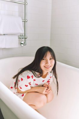 河田陽菜2nd写真集より、ハートのルームウェアでバスタブにちょこんと座るキュートな姿が先行公開