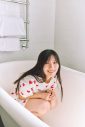 河田陽菜2nd写真集より、ハートのルームウェアでバスタブにちょこんと座るキュートな姿が先行公開 - 画像一覧（1/1）
