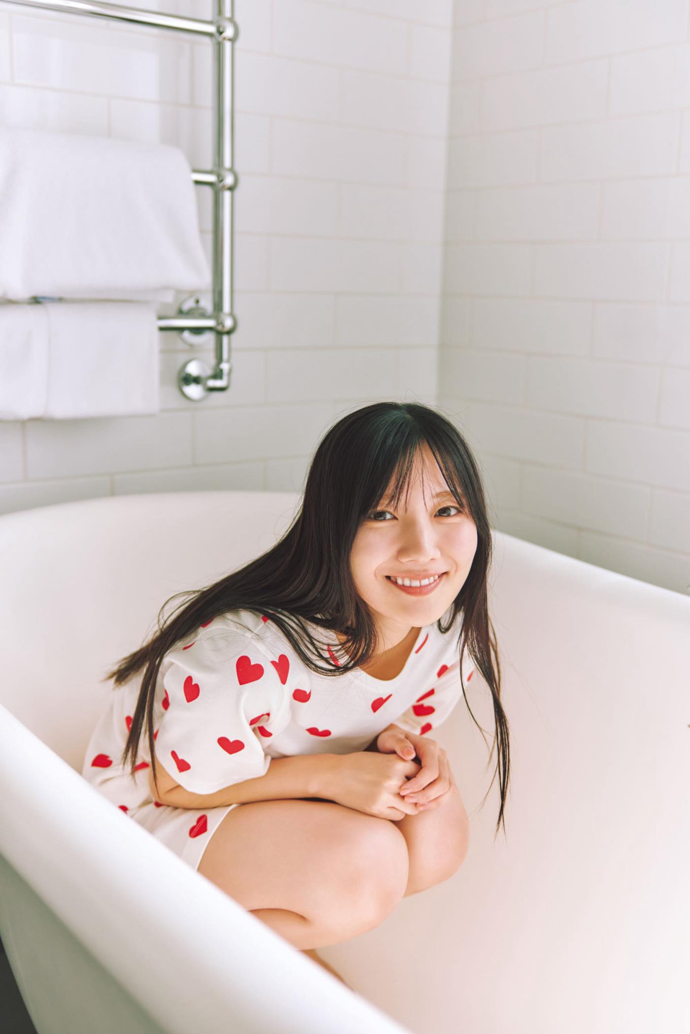 河田陽菜2nd写真集より、ハートのルームウェアでバスタブにちょこんと座るキュートな姿が先行公開