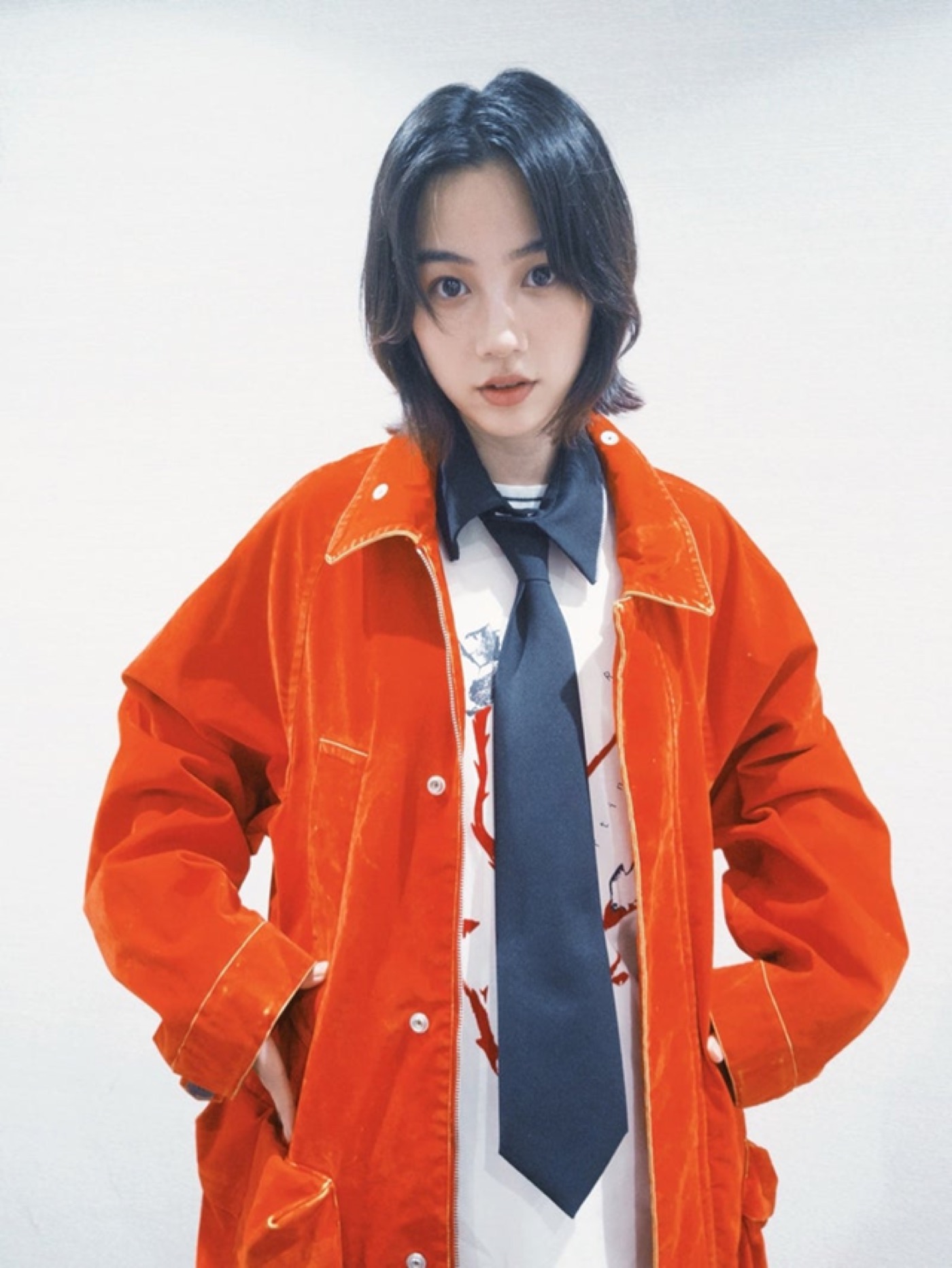 のん、スタイリッシュなファッションで番組出演！オーラを放つオフショット公開