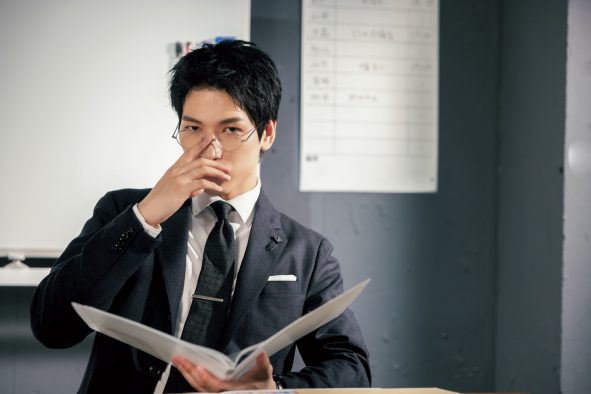 JO1金城碧海、色気溢れるスーツ姿の年下ビジネスマンを熱演！『Oggi』にソロ初登場