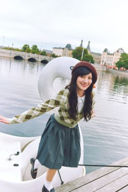 河田陽菜2nd写真集よりキュートな笑顔ショット公開！ボートを漕いだあとタンっと船着場に降り立つ