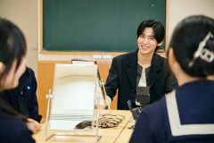 Snow Man目黒蓮、都内の学校をサプライズ訪問！中学・高校でのサングラス着用自由化に立ち会う