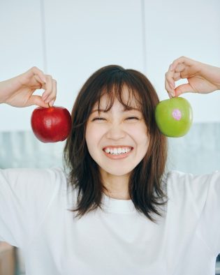 松田里奈1st写真集より、夕焼けのビーチで撮影した水着カット解禁