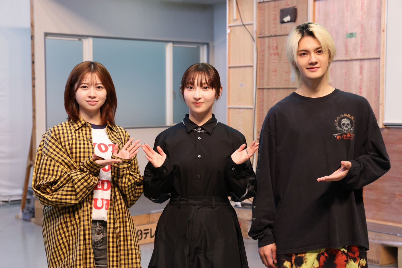 家入レオの生歌唱に、桜田ひよりが涙！家入レオ、ドラマ『ESCAPE それは誘拐のはずだった』撮影現場を表敬訪問 - 画像一覧（1/4）