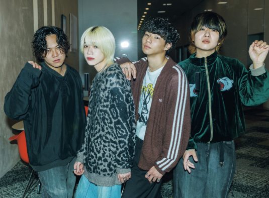 ねぐせ。“少し大人な”私服コーデを女性ファッション誌で披露