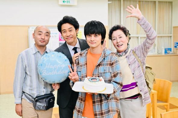 北村匠海、憧れの大泉洋ら『ちょっとだけエスパー』出演陣からの誕生日祝福に大喜び