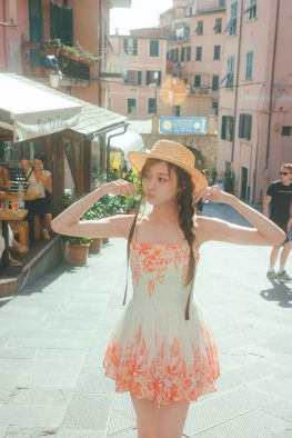 梅澤美波2nd写真集先行カット第2弾公開！鮮やかなオレンジのワンピで街ブラショット