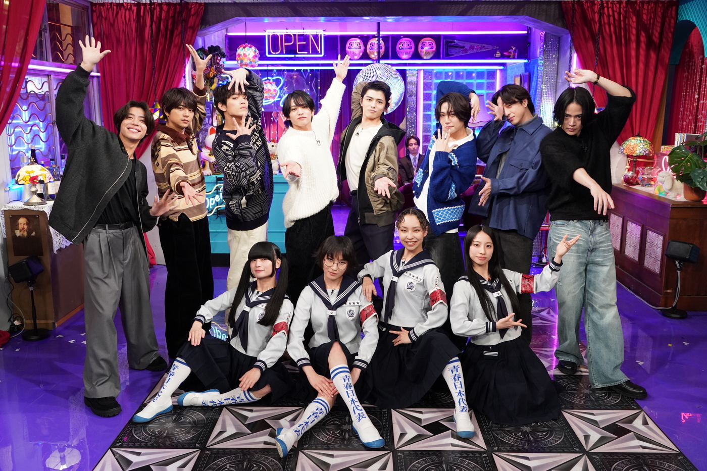 新しい学校のリーダーズが『timeleszファミリア』に登場！タイムレススナックでのゲーム＆パフォーマンスで難問に挑め