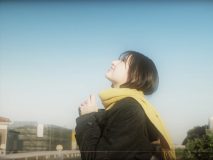 沖縄出身の女子高生シンガーあずさ、気鋭の写真家・沈小月が監督した初のMV公開