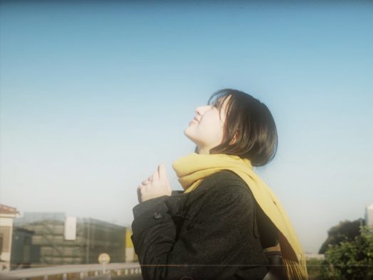 沖縄出身の女子高生シンガーあずさ、気鋭の写真家・沈小月が監督した初のMV公開