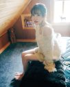 櫻坂46松田里奈1st写真集より、ふわふわニットで見つめるカット公開 - 画像一覧（1/1）