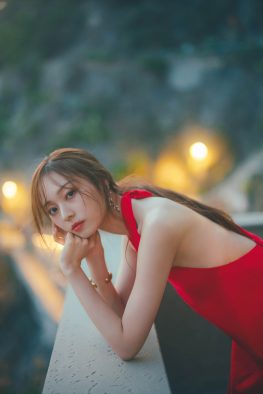 梅澤美波2nd写真集より艶やかで情熱的な赤ドレス姿を公開！「私らしい大人っぽさが詰まった1枚」