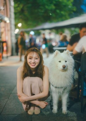梅澤美波2nd写真集より、ミラノの街で偶然出会ったワンちゃんとのほっこり2ショット公開「⼀瞬で虜になったワンちゃんです！」