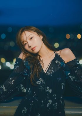 梅澤美波2nd写真集より純白ドレスに素⾜の美しすぎる“崖ドレス”ショット含む裏表紙4種公開