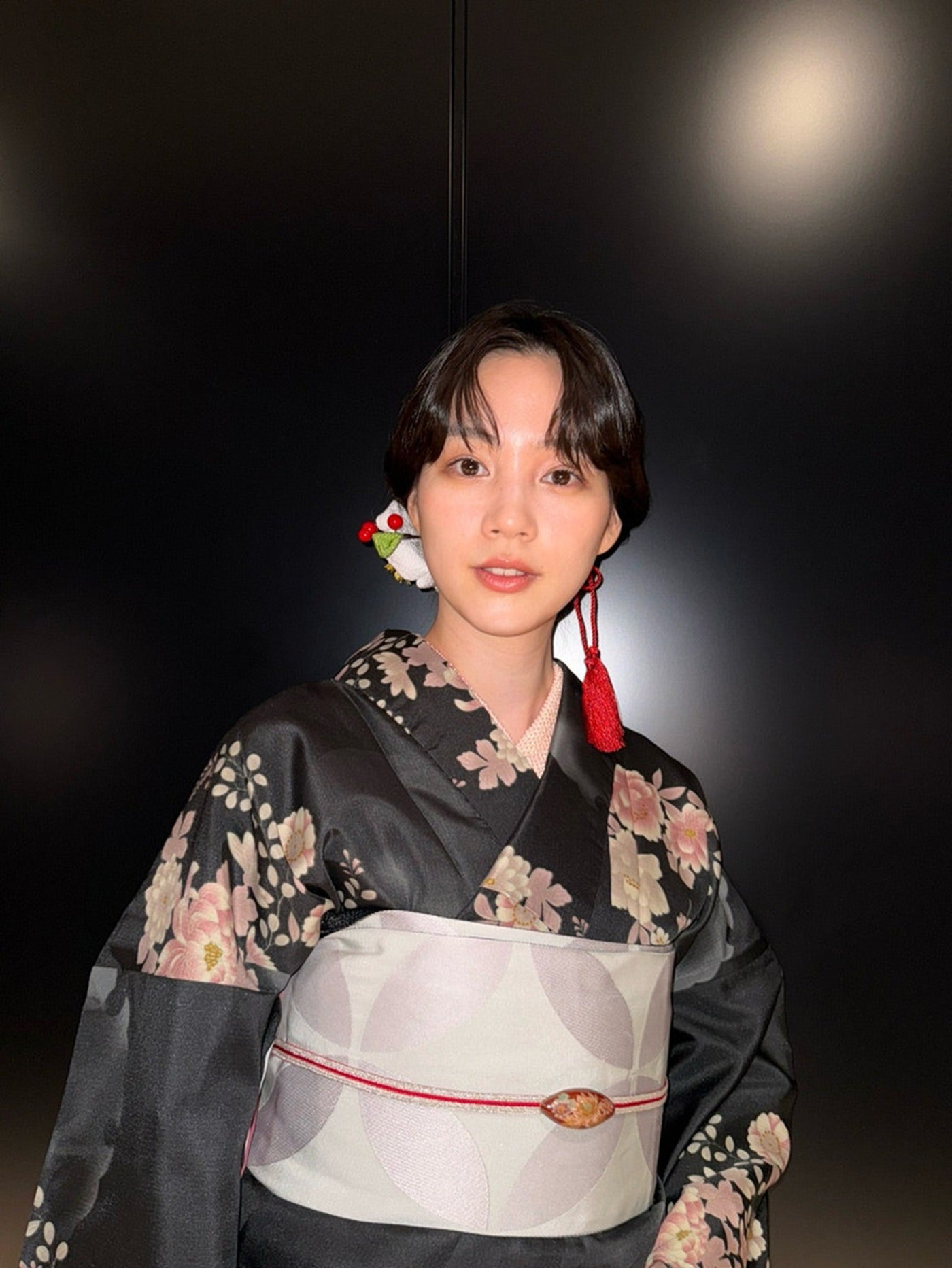 のん、FC新年会生配信で披露した上品な黒の着物姿を公開！凛とした佇まいに「お美しい」「お似合い」