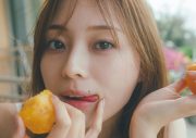 梅澤美波がジューシーな桃に思わず舌ペロ！2nd写真集より、ほぼすっぴんカット公開 - 画像一覧（1/1）