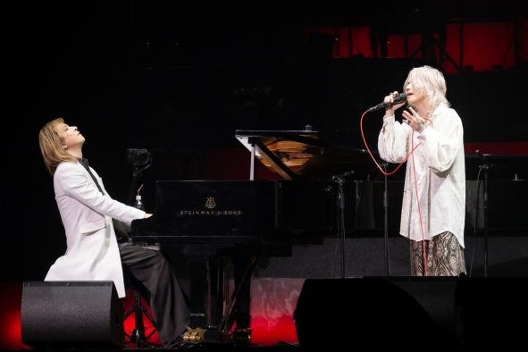 【ライブレポート】HYDEのバースデーライヴにYOSHIKIがサプライズ登場！「ああ、泣きそう」（HYDE）