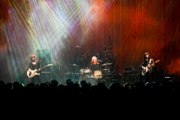 【ライブレポート】羊文学、グラミー賞受賞アーティストの来日公演に登場！国境も世代も超えた圧巻のステージを展開