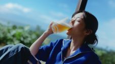 河合優実、斉藤和義が歌う「上を向いて歩こう」をバックに“サントリー生ビール”を堪能！「沁みるぜ。」 - 画像一覧（4/6）