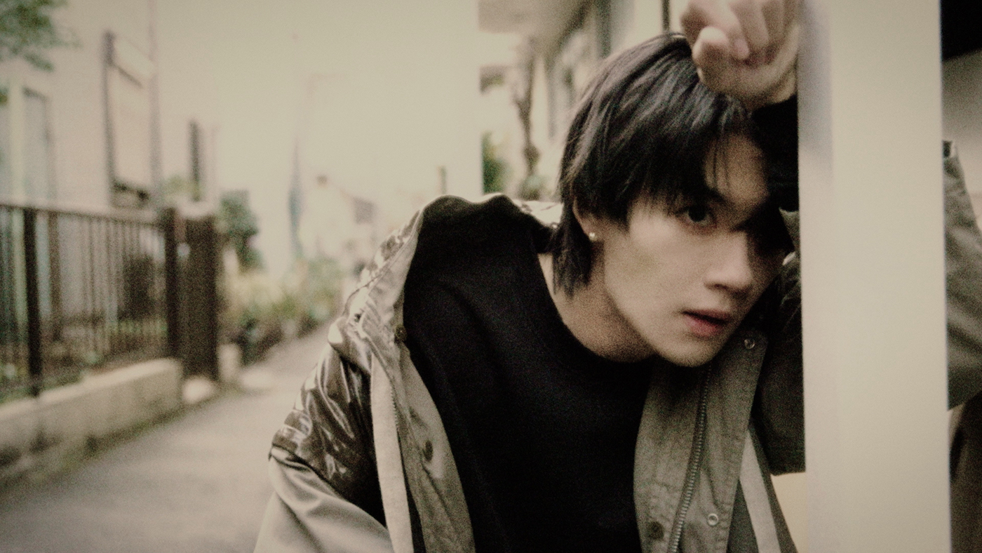 佐野勇斗が全力疾走！斉藤和義『おコメの女－国税局資料調査課・雑国室－』主題歌「鏡よ鏡」MV公開