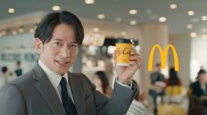 岡田准一、ノリノリでマックへ！ハイテンションかつキレキレのダンスを披露 - 画像一覧（1/11）