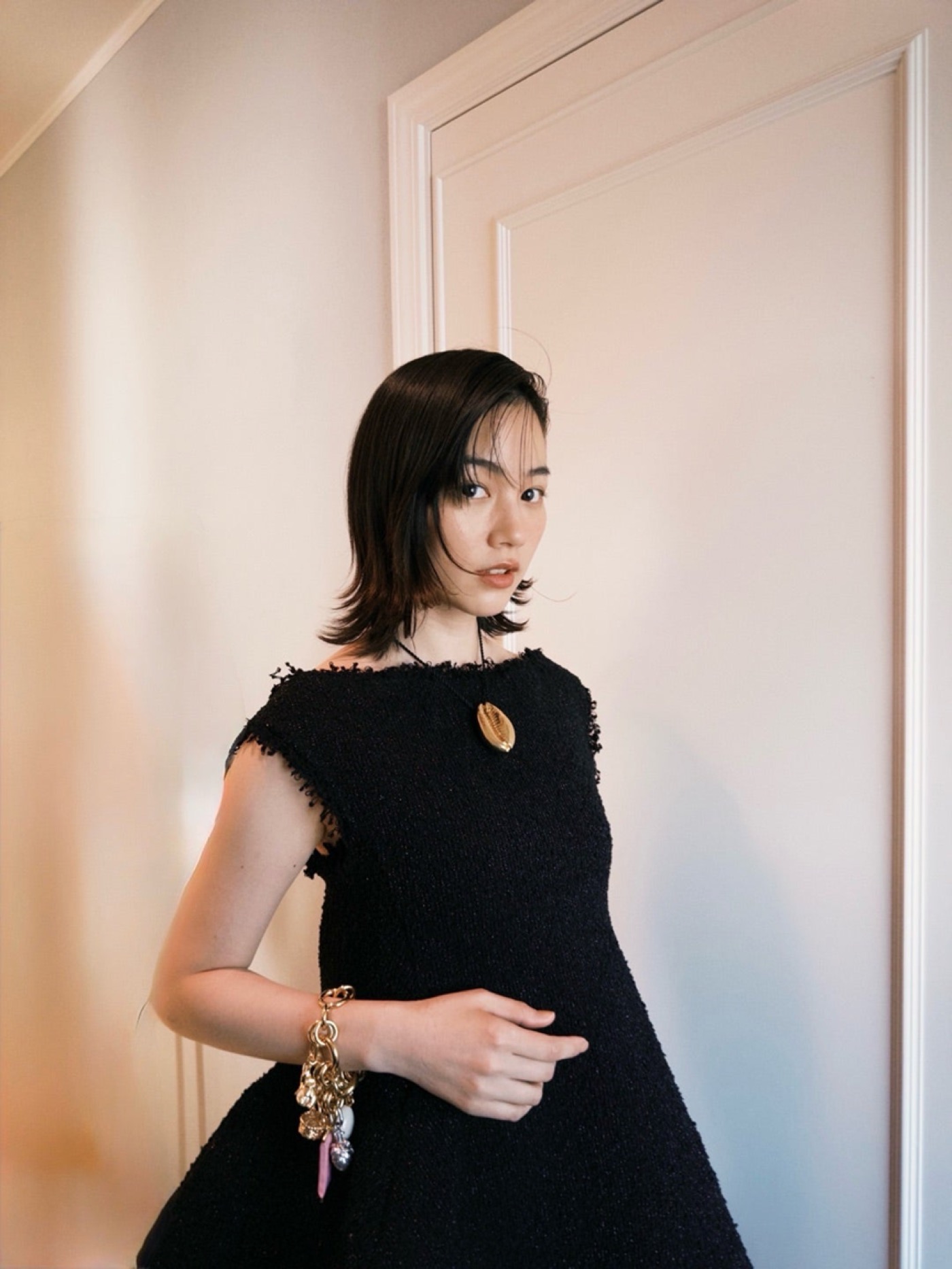 のん、黒ミニドレスで魅了！『SPUR』オフショットをファンが大絶賛「オフショットだけで写真集が出せるレベル」