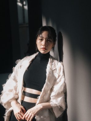 のんが披露した、美ウエストが際立つモードコーデに大反響！「めっちゃクール」「おなか見せコーデ、カッコ良い」