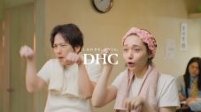 二宮和也がDHC新CMで白本彩奈とお笑いコンビ“にゃんピーズ”結成！「どうも、にゃんピーズでした〜」 - 画像一覧（7/15）