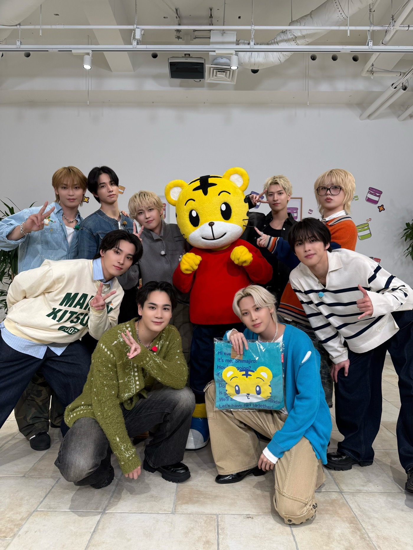 JO1、デビュー6周年生配信で“しまじろう”と「ハッピー・ジャムジャム」ダンス披露