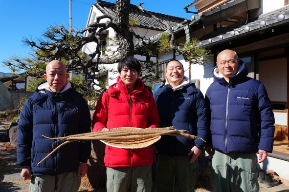 相葉雅紀がショベルカーに乗り込み大奮闘！埼玉・熊谷で旬のごぼう収穫に挑む