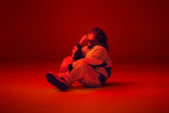 Vaundy、NHK『18祭（フェス）』テーマソング「呼び声」MV公開！映像内ではたくさんの名作映画のオマージュも