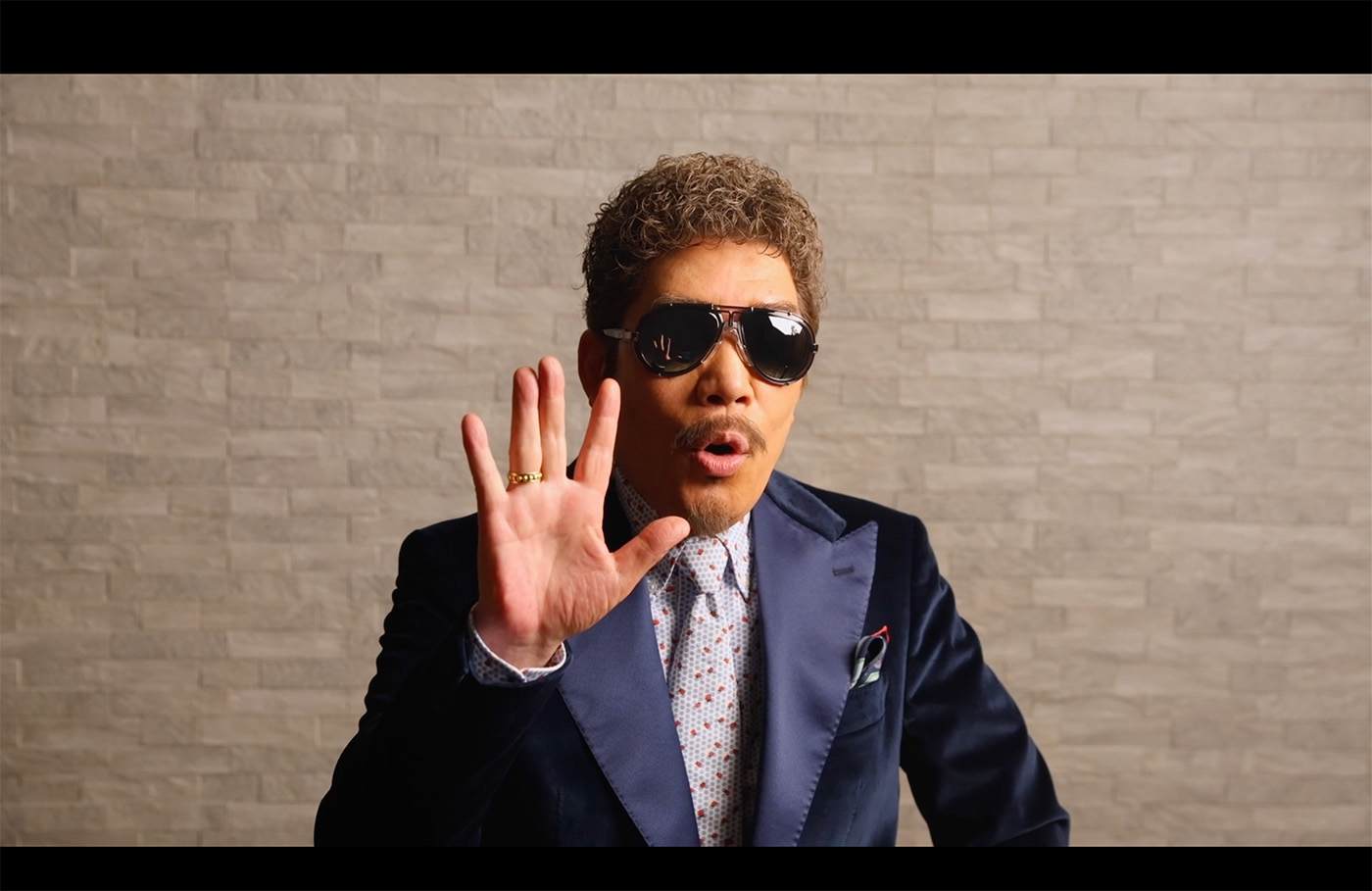 渋谷の街に夕方5時をお知らせ？街頭ビジョンに鈴木雅之が出現！「渋谷で5時(2026 Ver.) feat. 渋谷凪咲」配信中