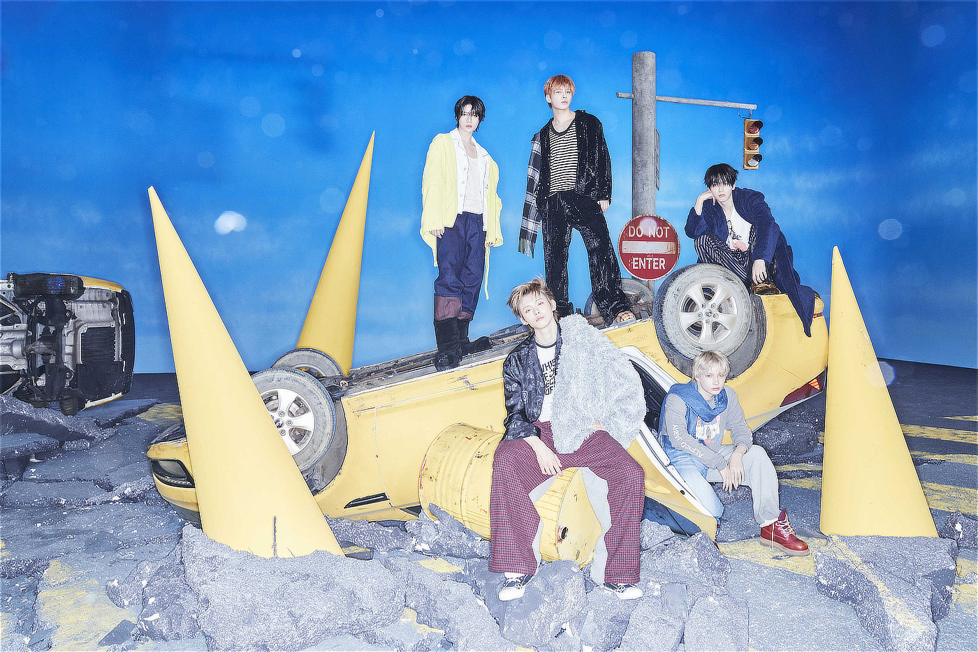 TOMORROW X TOGETHER、8thミニアルバム2つ目のコンセプトフォトを公開！嵐が過ぎ去った後の原始的な飢えを表現