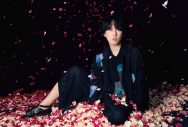 Snow Man宮舘涼太、250本のバラの花びらが渦巻いて舞うビジュアルを特別公開 - 画像一覧（2/2）