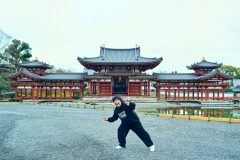 岡崎体育、平等院で撮影した新アーティスト写真公開！インディーズベスト盤『盆地テクノ』リリース＆ツアー開催決定