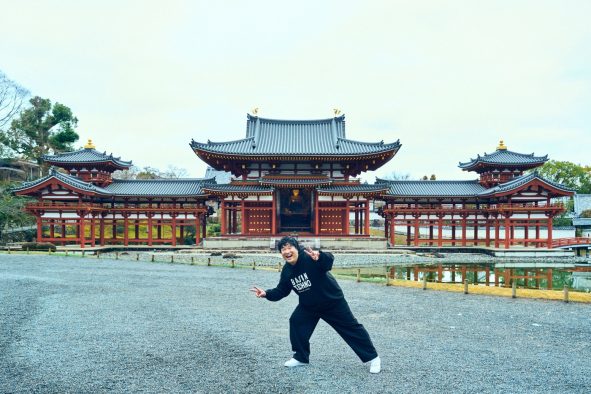 岡崎体育、平等院で撮影した新アーティスト写真公開！インディーズベスト盤『盆地テクノ』リリース＆ツアー開催決定