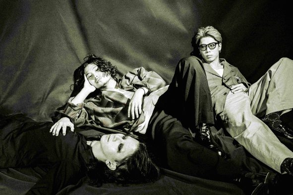 SIX LOUNGE、TVアニメ『最強の王様、二度目の人生は何をする？』OP主題歌「さよならじゃない方がいい」を配信リリース