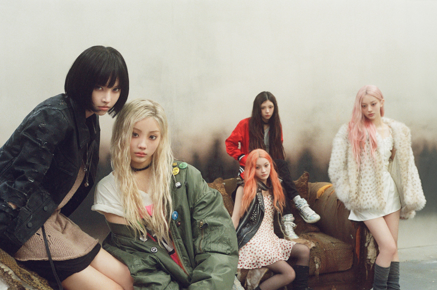 ILLIT、5人が大胆にイメチェン！4thミニアルバム『MAMIHLAPINATAPAI』コンセプトフォト＆フィルム「FREE RIDER」Ver.公開